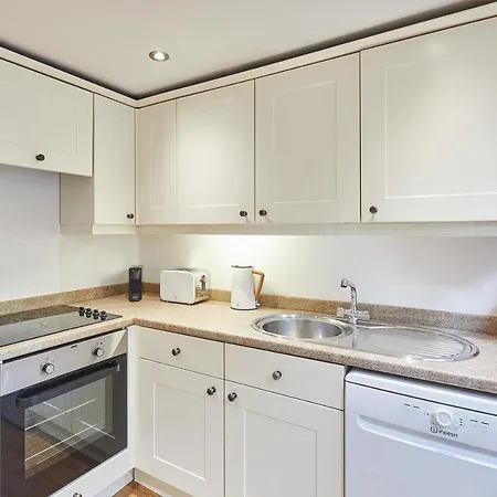 Host & - Waterlily * Great Ayton