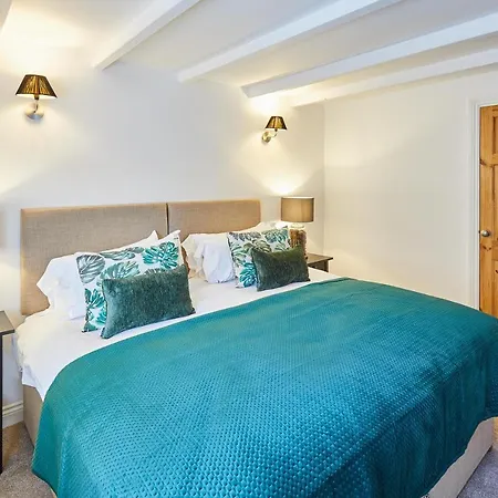 Host & - Waterlily * Great Ayton