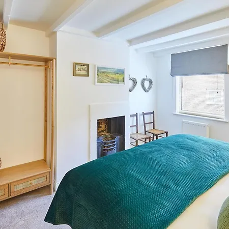 Host & - Waterlily Great Ayton